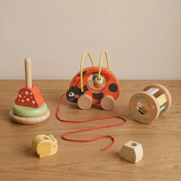 Дървен комплект Калинка Tooky Toy с отделени части на низанката, жълт охлюв и дрънкалка.