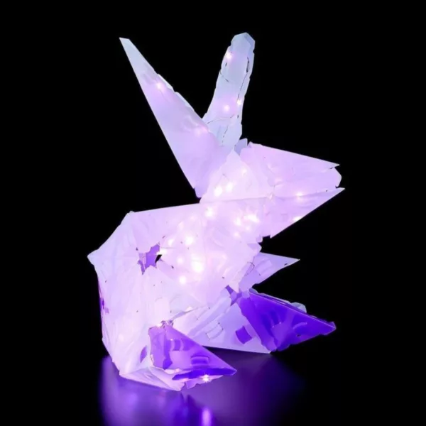 Сглобено зайче от конструктора Creatto Еднорог с дълги уши, лилави лапи и LED светлини.