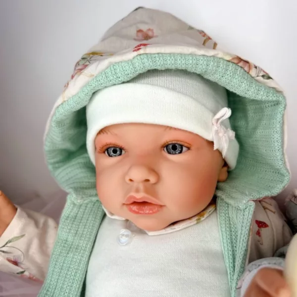 Реалистично лице на кукла Натали Marina & Pau с бяла шапка и ментова качулка