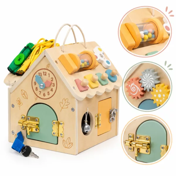 Дървена къщичка Tooky Toy с близки детайли на жълта дрънкалка, зъбни колела и резе.