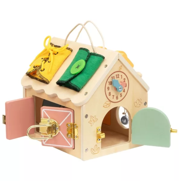 Дървена къщичка Tooky Toy с отворени вратички, жълти връзки и зелено копче на покрива.